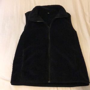 Black Uniqlo Fuzzy Vest Size L